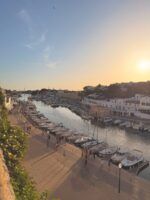 Mónica Sánchez del Monte descubre el encanto del Puerto de Ciutadella con un look de inspiración mediterránea - Gastronomía y Moda
