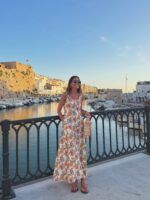 Mónica Sánchez del Monte descubre el encanto del Puerto de Ciutadella con un look de inspiración mediterránea - Gastronomía y Moda