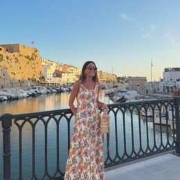 Mónica Sánchez del Monte descubre el encanto del Puerto de Ciutadella con un look de inspiración mediterránea - Gastronomía y Moda