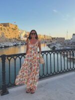 Mónica Sánchez del Monte descubre el encanto del Puerto de Ciutadella con un look de inspiración mediterránea - Gastronomía y Moda