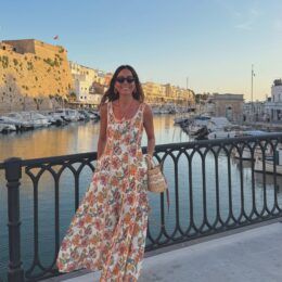 Mónica Sánchez del Monte descubre el encanto del Puerto de Ciutadella con un look de inspiración mediterránea - Gastronomía y Moda