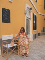 Mónica Sánchez del Monte descubre el encanto del Puerto de Ciutadella con un look de inspiración mediterránea - Gastronomía y Moda