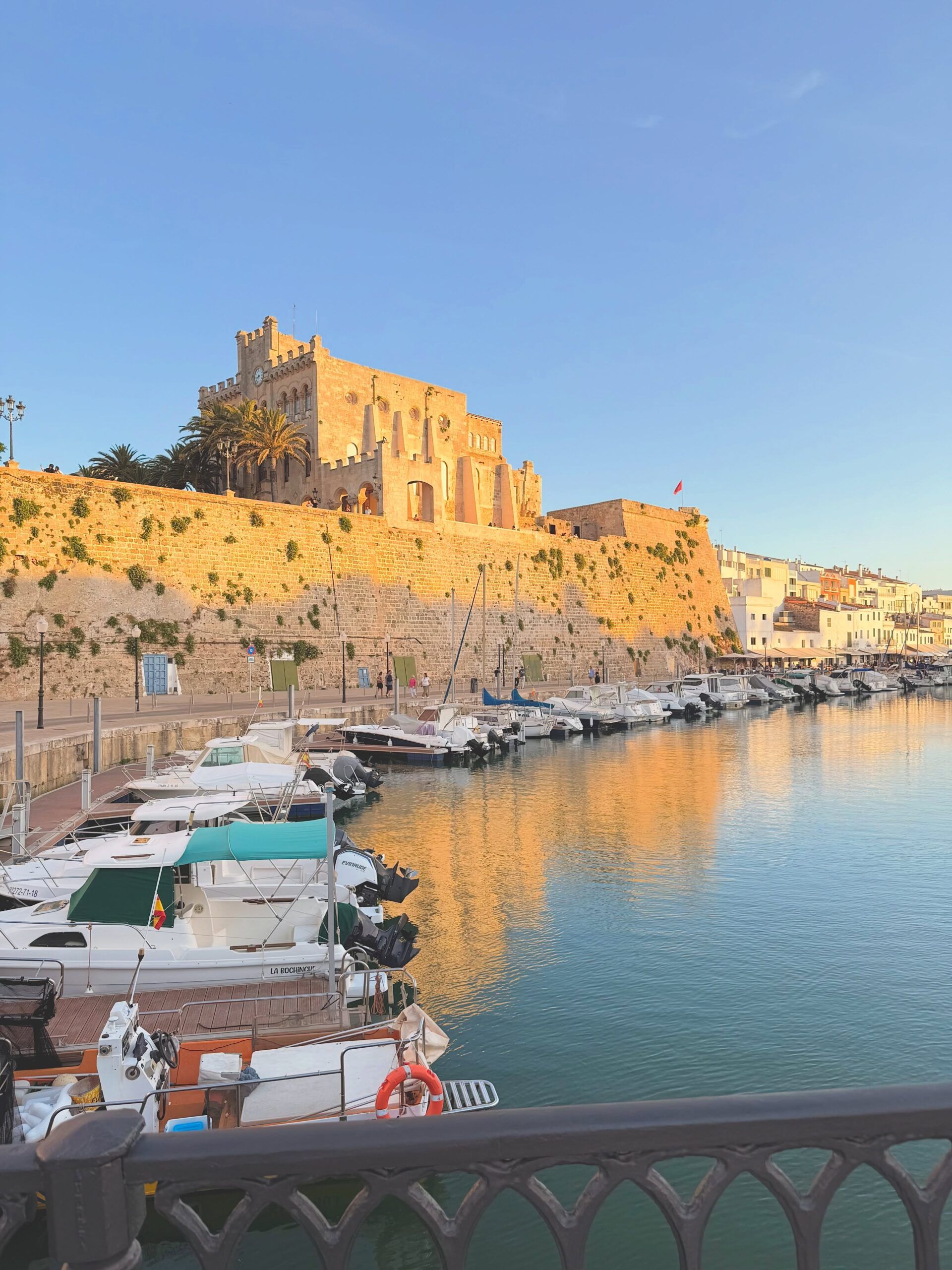 Mónica Sánchez del Monte descubre el encanto del Puerto de Ciutadella con un look de inspiración mediterránea - Gastronomía y Moda