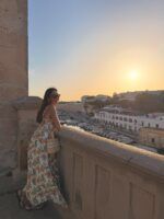Mónica Sánchez del Monte descubre el encanto del Puerto de Ciutadella con un look de inspiración mediterránea - Gastronomía y Moda