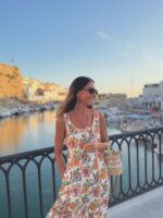 Mónica Sánchez del Monte descubre el encanto del Puerto de Ciutadella con un look de inspiración mediterránea - Gastronomía y Moda
