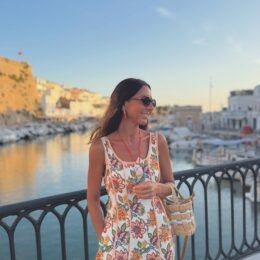 Mónica Sánchez del Monte descubre el encanto del Puerto de Ciutadella con un look de inspiración mediterránea - Gastronomía y Moda