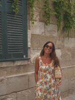 Mónica Sánchez del Monte descubre el encanto del Puerto de Ciutadella con un look de inspiración mediterránea - Gastronomía y Moda