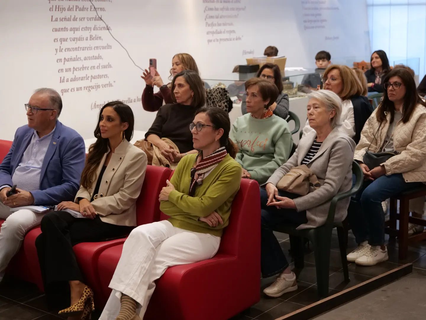 César Reyes López presenta su libro «Corazones Suspensivos» en el Museo de los Reyes Magos de El Viso - Gastronomía y Moda