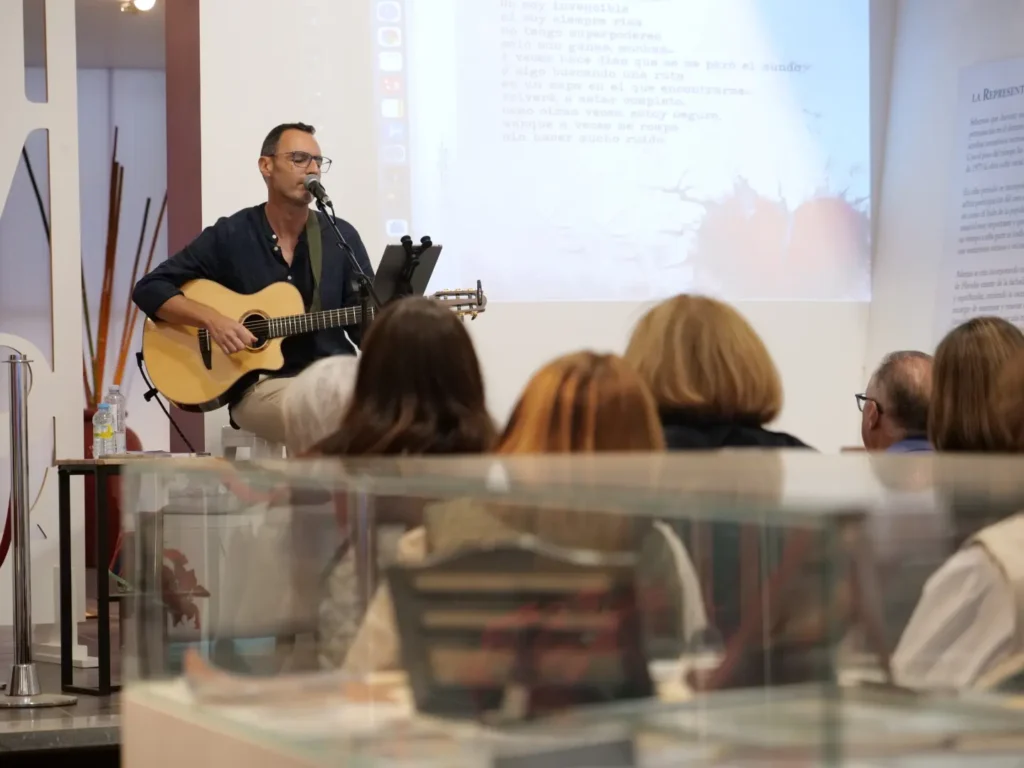 César Reyes López presenta su libro «Corazones Suspensivos» en el Museo de los Reyes Magos de El Viso - Gastronomía y Moda