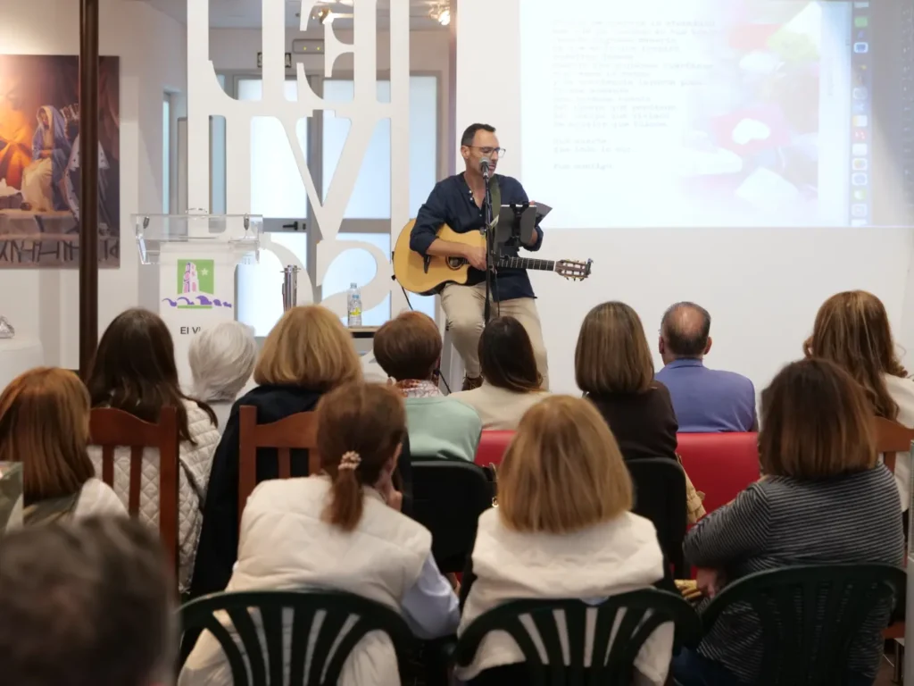 César Reyes López presenta su libro «Corazones Suspensivos» en el Museo de los Reyes Magos de El Viso - Gastronomía y Moda