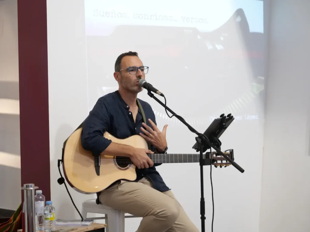 César Reyes López presenta su libro «Corazones Suspensivos» en el Museo de los Reyes Magos de El Viso - Gastronomía y Moda
