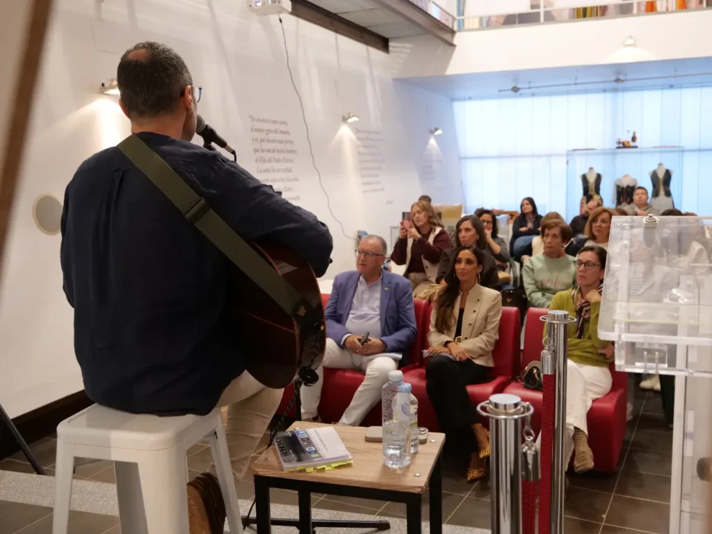 César Reyes López presenta su libro «Corazones Suspensivos» en el Museo de los Reyes Magos de El Viso - Gastronomía y Moda