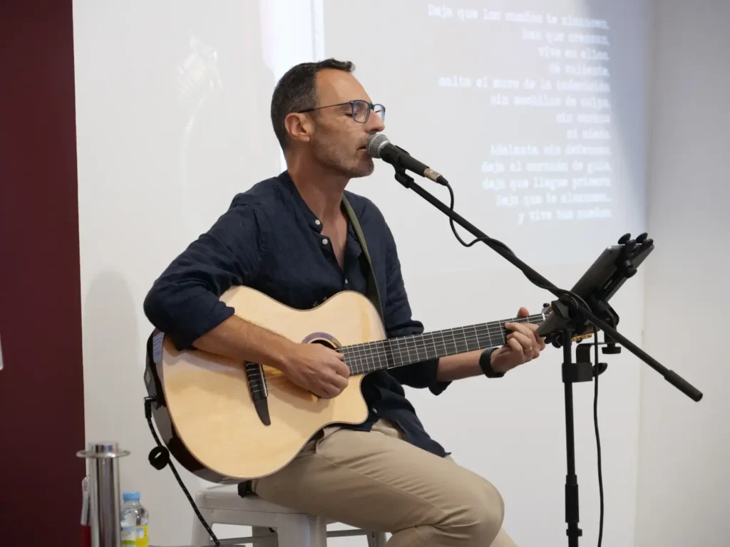 César Reyes López presenta su libro «Corazones Suspensivos» en el Museo de los Reyes Magos de El Viso - Gastronomía y Moda