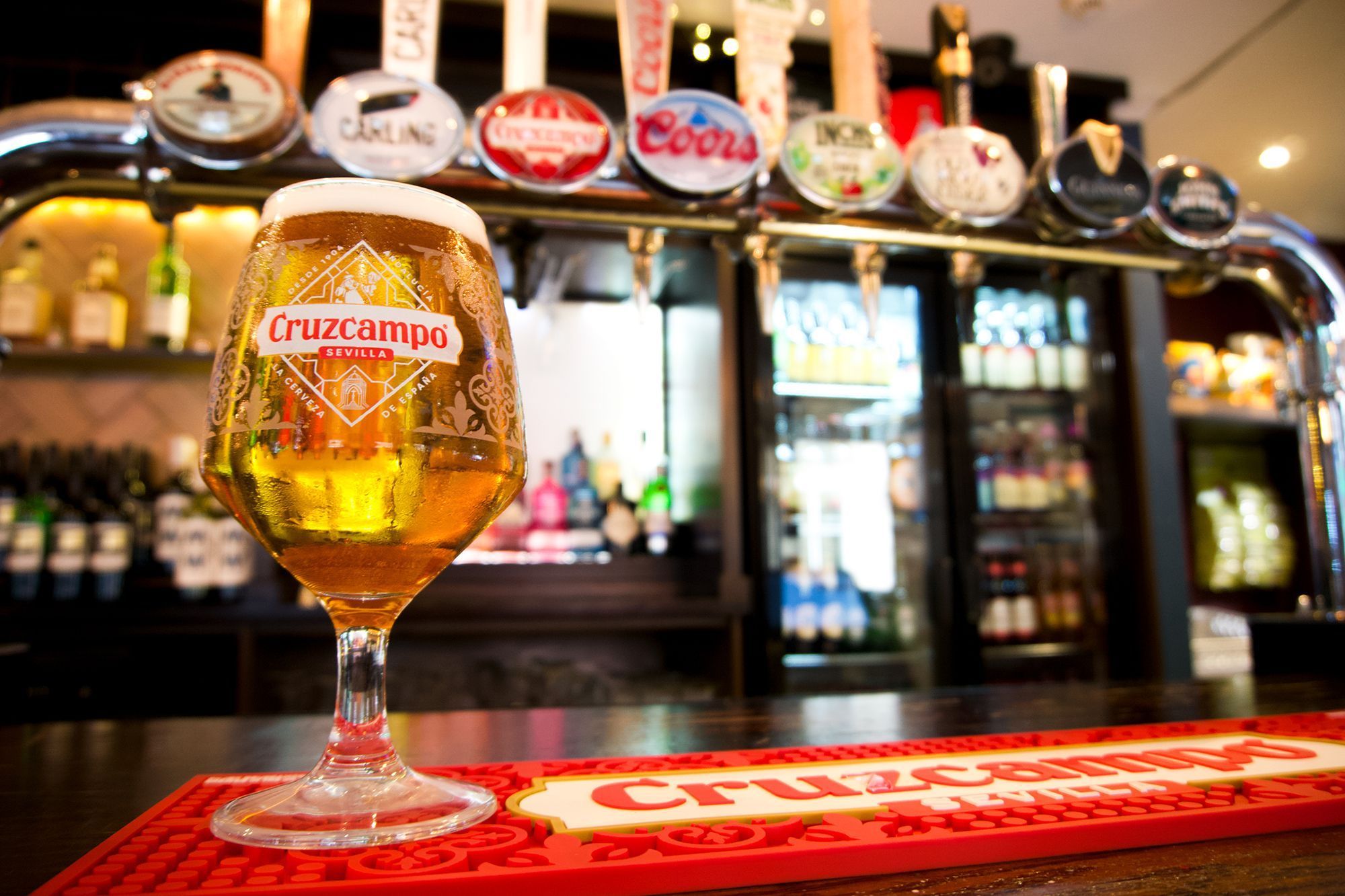 Cruzcampo bate récords en el Reino Unido acompañado de la campaña ‘Choose to Cruz’ - Gastronomía y Moda