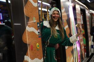 La Comunidad de Madrid comienza el viaje de la Navidad en Metro con un tren mágico decorado que recorrerá la Línea 6 - Gastronomía y Moda