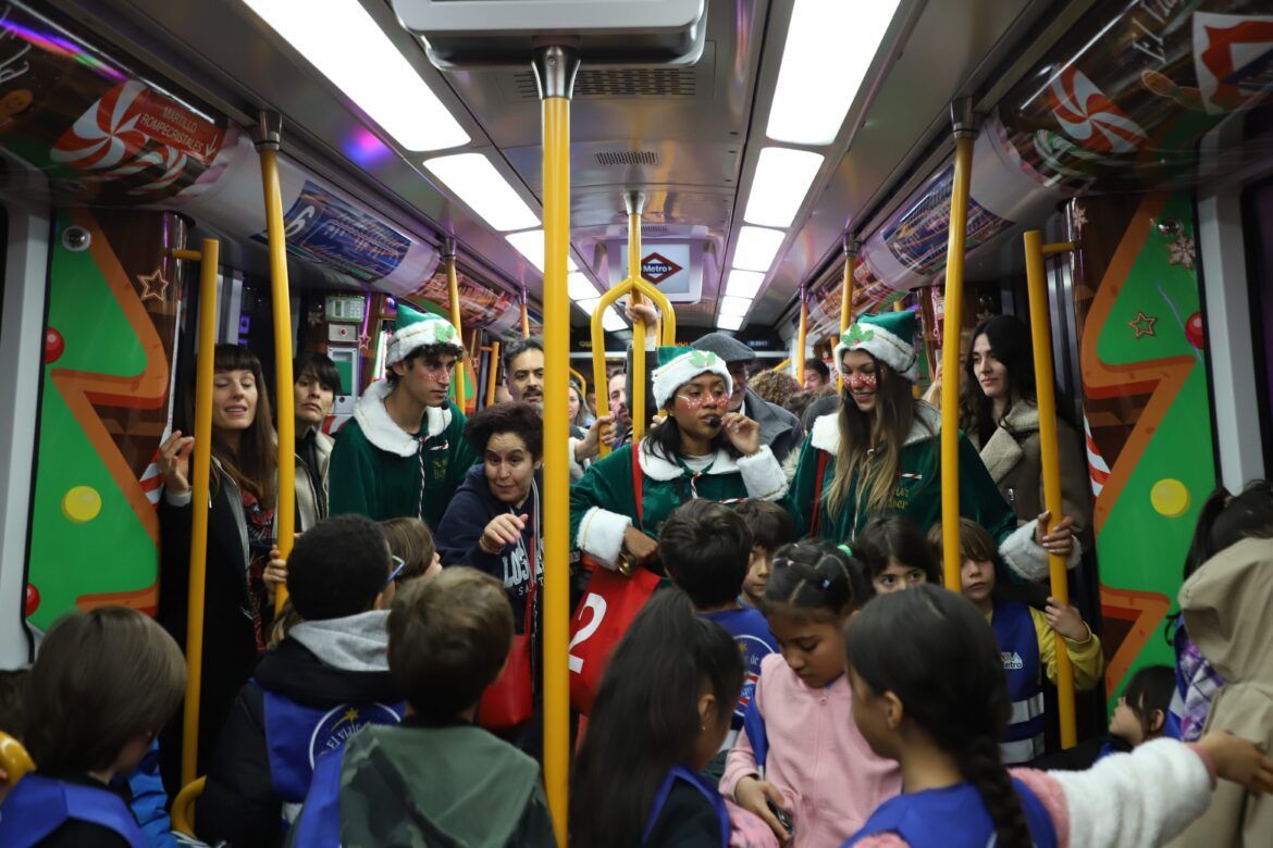 La Comunidad de Madrid comienza el viaje de la Navidad en Metro con un tren mágico decorado que recorrerá la Línea 6 La Comunidad de Madrid comienza el viaje de la Navidad en Metro con un tren mágico decorado que recorrerá la Línea 6 - Gastronomía y Moda