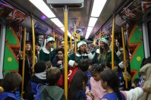 La Comunidad de Madrid comienza el viaje de la Navidad en Metro con un tren mágico decorado que recorrerá la Línea 6 - Gastronomía y Moda