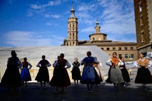 Los lazos que unen algunos de los trajes regionales de España - Gastronomía y Moda