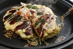(c)Kazu /a.collectionRF/ amanaimages Okonomiyaki al estilo de Hiroshima La web Japonismo y el Consulado General del Japón en Barcelona invitan conocer Japón y su gastronomía - Gastronomía y Moda