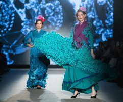 Apoteósica vuelta a la pasarela de la moda flamenca de la mano de We Love Flamenco. Rocío Olmedo: ‘La Feria vuelve para las reinas’. Foto: Aníbal González© - Gastronomía y Moda