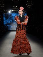 Apoteósica vuelta a la pasarela de la moda flamenca de la mano de We Love Flamenco. Rocío Olmedo: ‘La Feria vuelve para las reinas’. Foto: Aníbal González© - Gastronomía y Moda