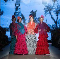 Apoteósica vuelta a la pasarela de la moda flamenca de la mano de We Love Flamenco. Rocío Olmedo: ‘La Feria vuelve para las reinas’. Foto: Aníbal González© - Gastronomía y Moda