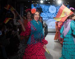 Apoteósica vuelta a la pasarela de la moda flamenca de la mano de We Love Flamenco. Rocío Olmedo: ‘La Feria vuelve para las reinas’. Foto: Aníbal González© - Gastronomía y Moda