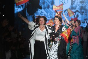 Apoteósica vuelta a la pasarela de la moda flamenca de la mano de We Love Flamenco. Rocío Olmedo: ‘La Feria vuelve para las reinas’. Foto: Aníbal González© - Gastronomía y Moda