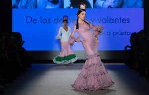 Apoteósica vuelta a la pasarela de la moda flamenca de la mano de We Love Flamenco. Paco Prieto: ‘De las de peina y volantes’. Foto: Aníbal González© - Gastronomía y Moda