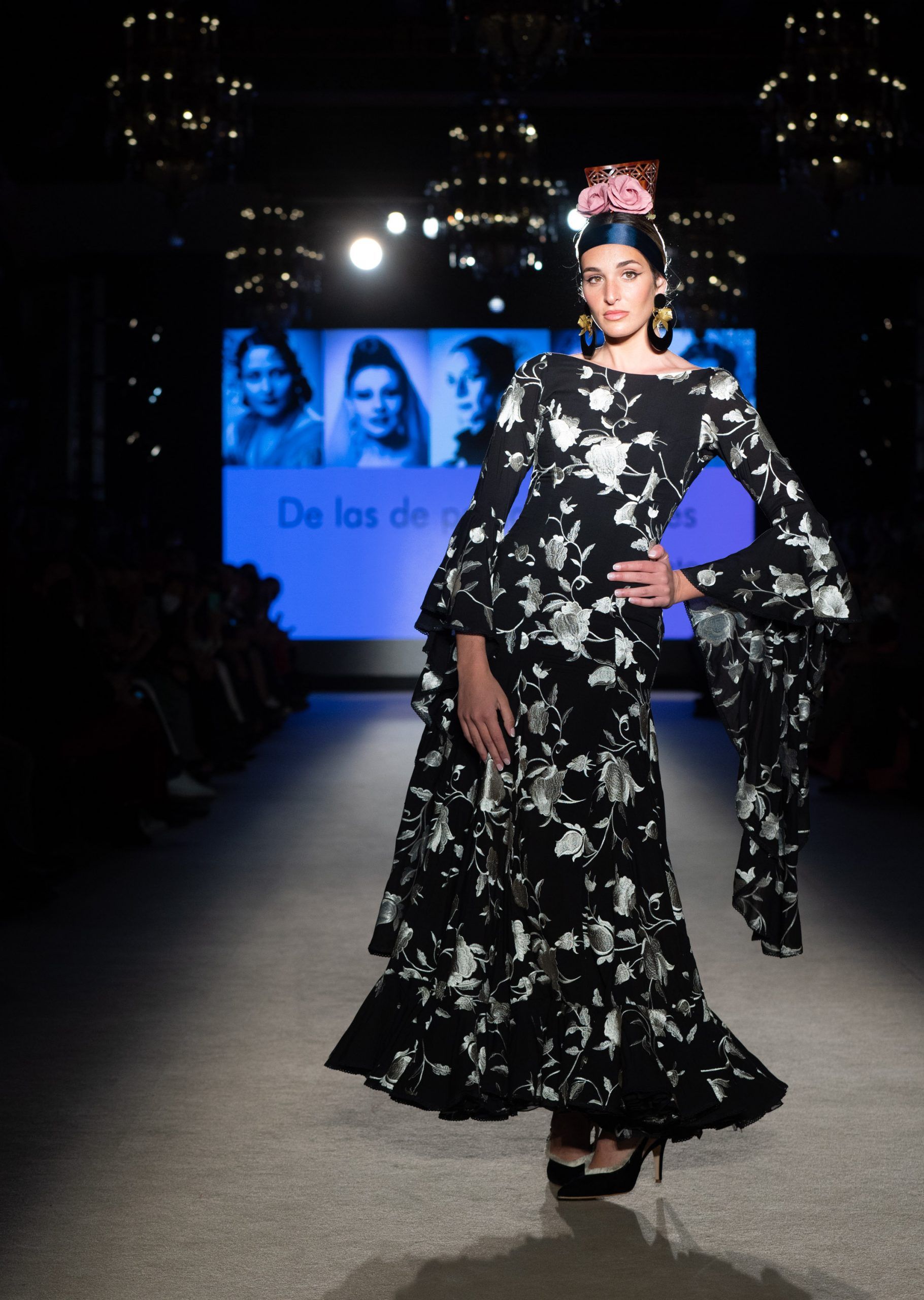 Apoteósica vuelta a la pasarela de la moda flamenca de la mano de We Love Flamenco. Paco Prieto: ‘De las de peina y volantes’. Foto: Aníbal González© - Gastronomía y Moda