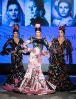 Apoteósica vuelta a la pasarela de la moda flamenca de la mano de We Love Flamenco. Paco Prieto: ‘De las de peina y volantes’. Foto: Aníbal González© - Gastronomía y Moda