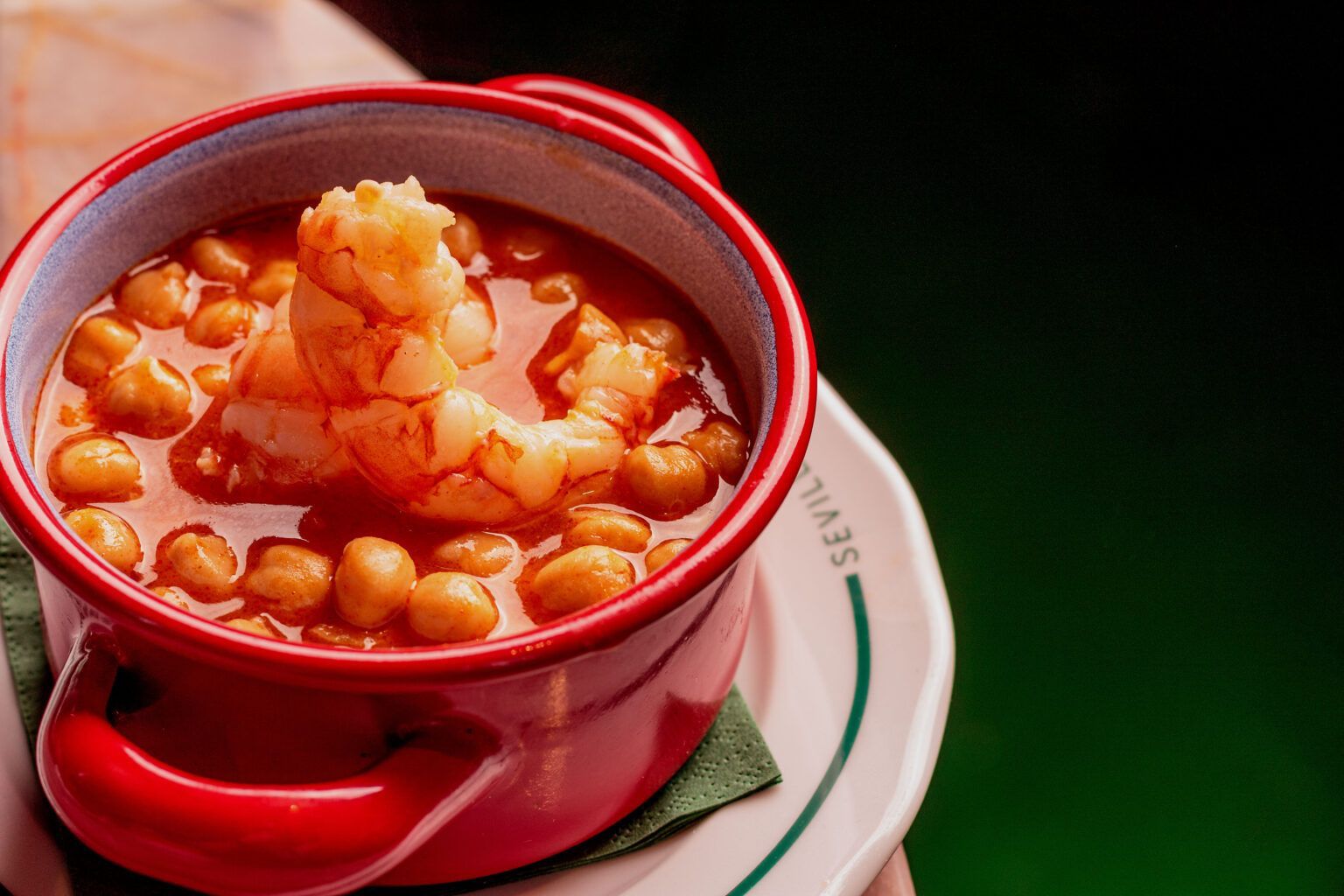Casa Aníbal rinde homenaje a los guisos tradicionales con el ciclo gastronómico A Fuego Lento en Sevilla