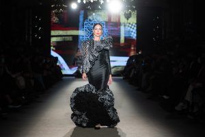 Apoteósica vuelta a la pasarela de la moda flamenca de la mano de We Love Flamenco. Pablo Retamero y Juanjo Bernal: ‘Gachí’. Foto: Aníbal González© - Gastronomía y Moda