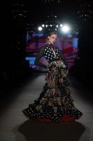 Apoteósica vuelta a la pasarela de la moda flamenca de la mano de We Love Flamenco. Pablo Retamero y Juanjo Bernal: ‘Gachí’. Foto: Aníbal González© - Gastronomía y Moda