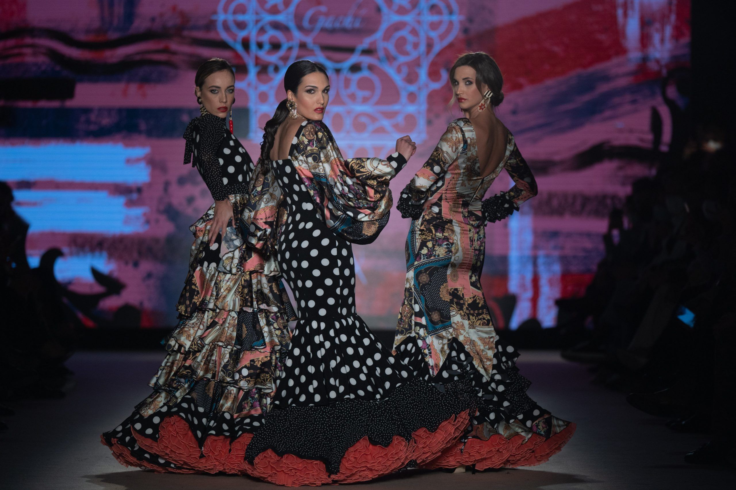 Apoteósica vuelta a la pasarela de la moda flamenca de la mano de We Love Flamenco. Pablo Retamero y Juanjo Bernal: ‘Gachí’. Foto: Aníbal González© - Gastronomía y Moda