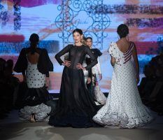 Apoteósica vuelta a la pasarela de la moda flamenca de la mano de We Love Flamenco. Pablo Retamero y Juanjo Bernal: ‘Gachí’. Foto: Aníbal González© - Gastronomía y Moda