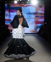Apoteósica vuelta a la pasarela de la moda flamenca de la mano de We Love Flamenco. Pablo Retamero y Juanjo Bernal: ‘Gachí’. Foto: Aníbal González© - Gastronomía y Moda