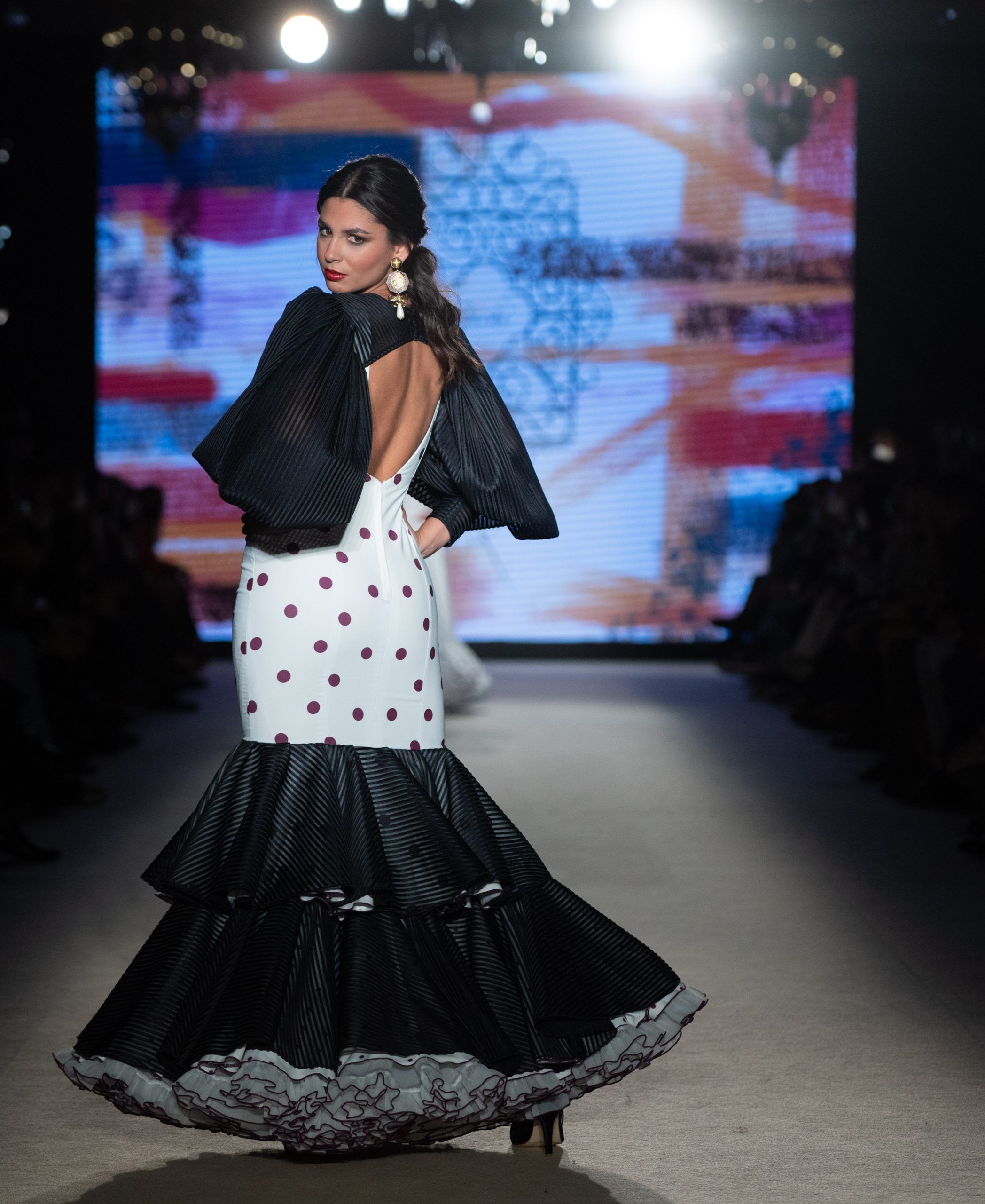 Apoteósica vuelta a la pasarela de la moda flamenca de la mano de We Love Flamenco. Pablo Retamero y Juanjo Bernal: ‘Gachí’. Foto: Aníbal González© - Gastronomía y Moda
