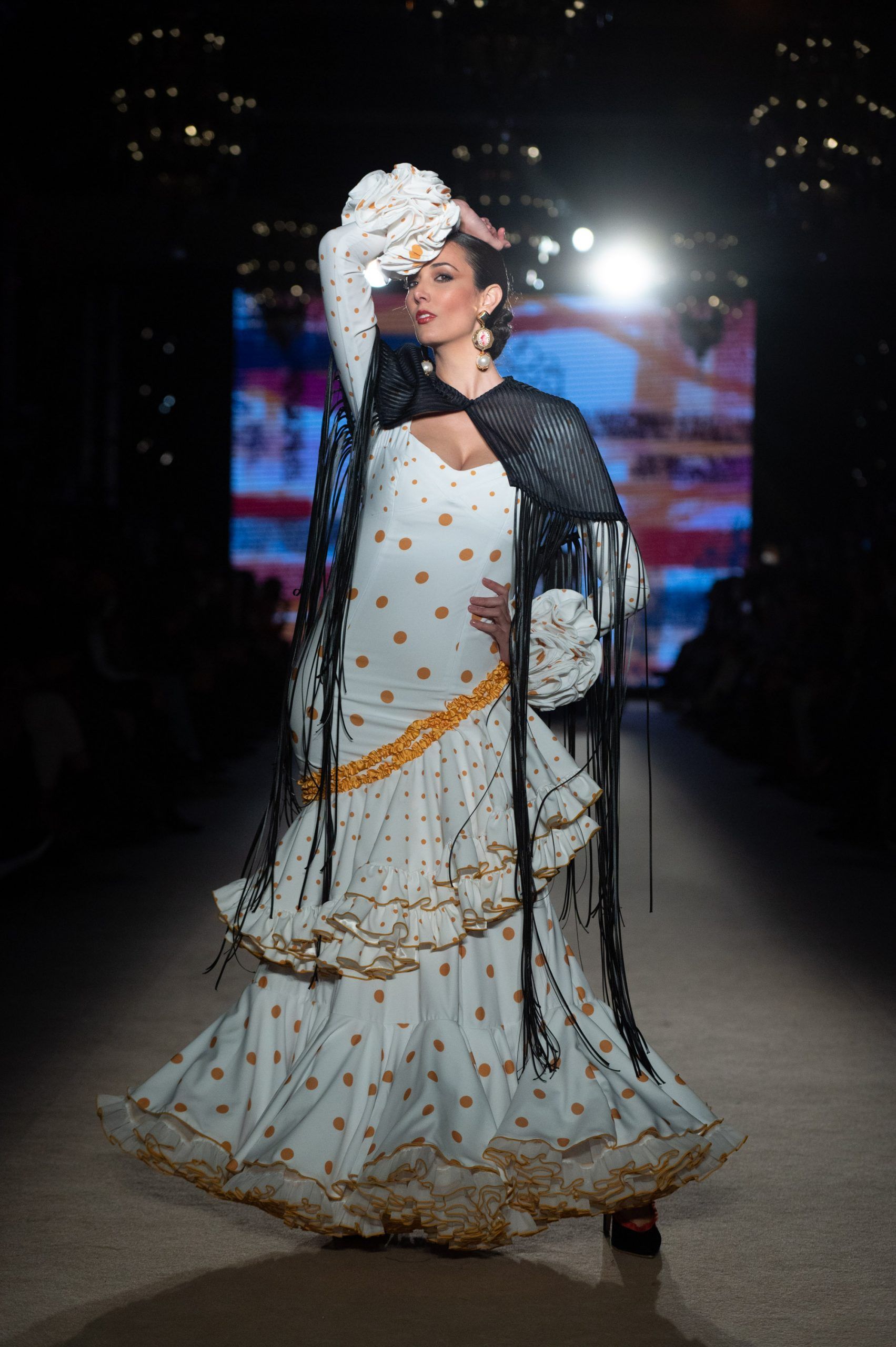 Apoteósica vuelta a la pasarela de la moda flamenca de la mano de We Love Flamenco. Pablo Retamero y Juanjo Bernal: ‘Gachí’. Foto: Aníbal González© - Gastronomía y Moda