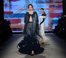 Apoteósica vuelta a la pasarela de la moda flamenca de la mano de We Love Flamenco. Pablo Retamero y Juanjo Bernal: ‘Gachí’. Foto: Aníbal González© - Gastronomía y Moda