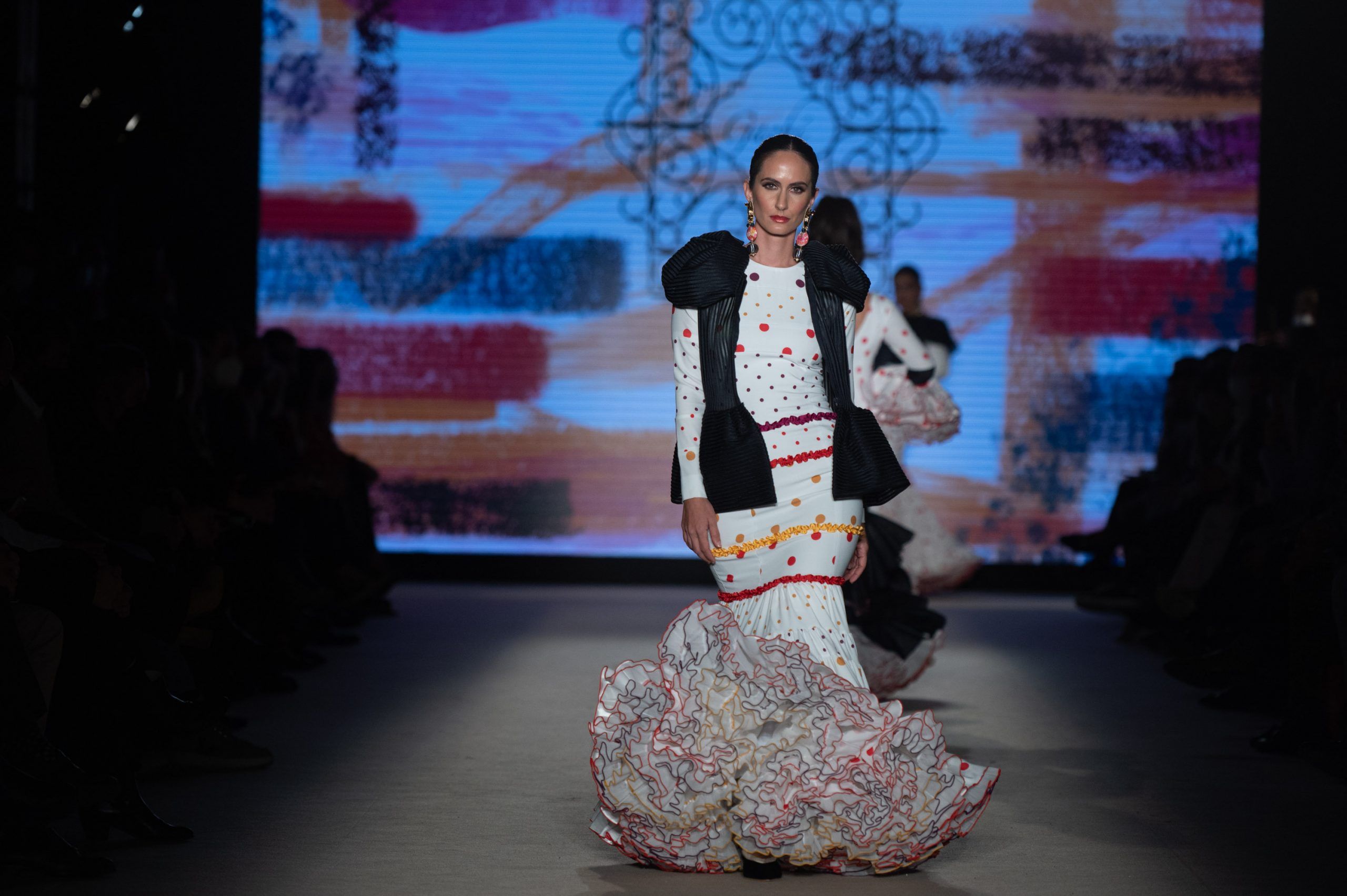 Apoteósica vuelta a la pasarela de la moda flamenca de la mano de We Love Flamenco. Pablo Retamero y Juanjo Bernal: ‘Gachí’. Foto: Aníbal González© - Gastronomía y Moda