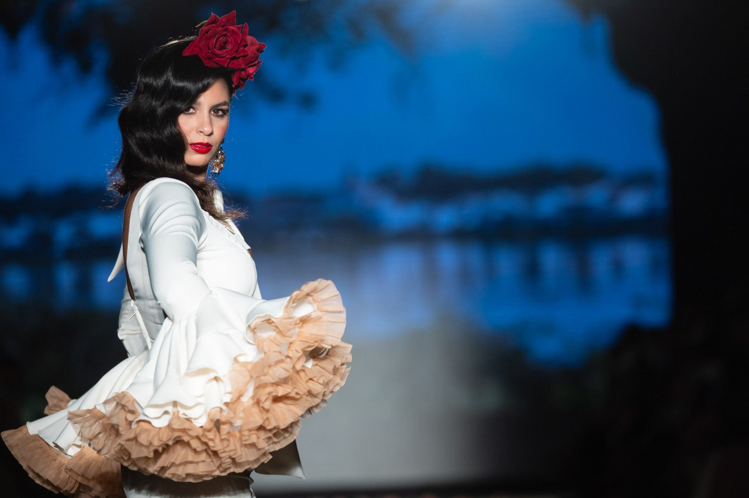 Apoteósica vuelta a la pasarela de la moda flamenca de la mano de We Love Flamenco. Rocío Márquez: ‘Por ti’. Foto: Aníbal González© - Gastronomía y Moda