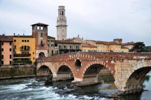 Volotea lanza una nueva ruta que conectará Sevilla con Verona - Gastronomía y Moda