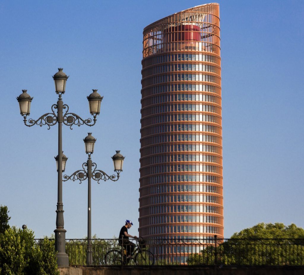 Sexta etapa del III Spain Classic Rally desde TORRE SEVILLA - Gastronomía y Moda