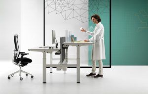 Trabajar de pie en casa o en la oficina, la apuesta de una empresa andaluza para prevenir las lesiones de espalda - Gastronomía y Moda