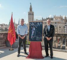 Un primer plano de la cabeza de un caballo de Pura Raza Española, ante el cartel de SICAB 2025 - Gastronomía y Moda