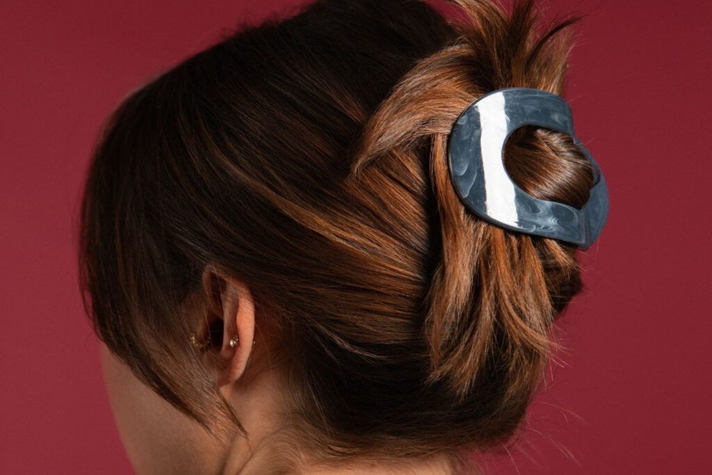 Recogidos fáciles que elevan cualquier look con un solo accesorio - Gastronomía y Moda