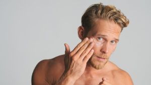 Ojeras y bolsas en hombres: los expertos revelan cómo conseguir una mirada más descansada y rejuvenecida - Gastronomía y Moda