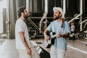 Mi hermano y yo, el dúo sevillano nacido en un viaje a la India, actuará en La Movida Sound de Barbate este mes de agosto - Gastronomía y Moda