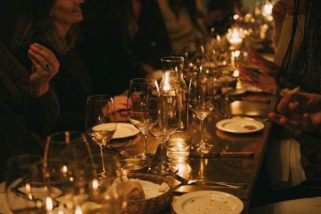 Finlandia busca 16 solteros de todo el mundo para vivir una cita gastronómica a ciegas en 2027 - Gastronomía y Moda